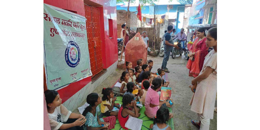 सोशल वर्कर फॉर वूमेन एंपावरमेंट संस्था द्वारा स्लम बस्ती के बच्चों के बीच राहत सामग्री वितरित